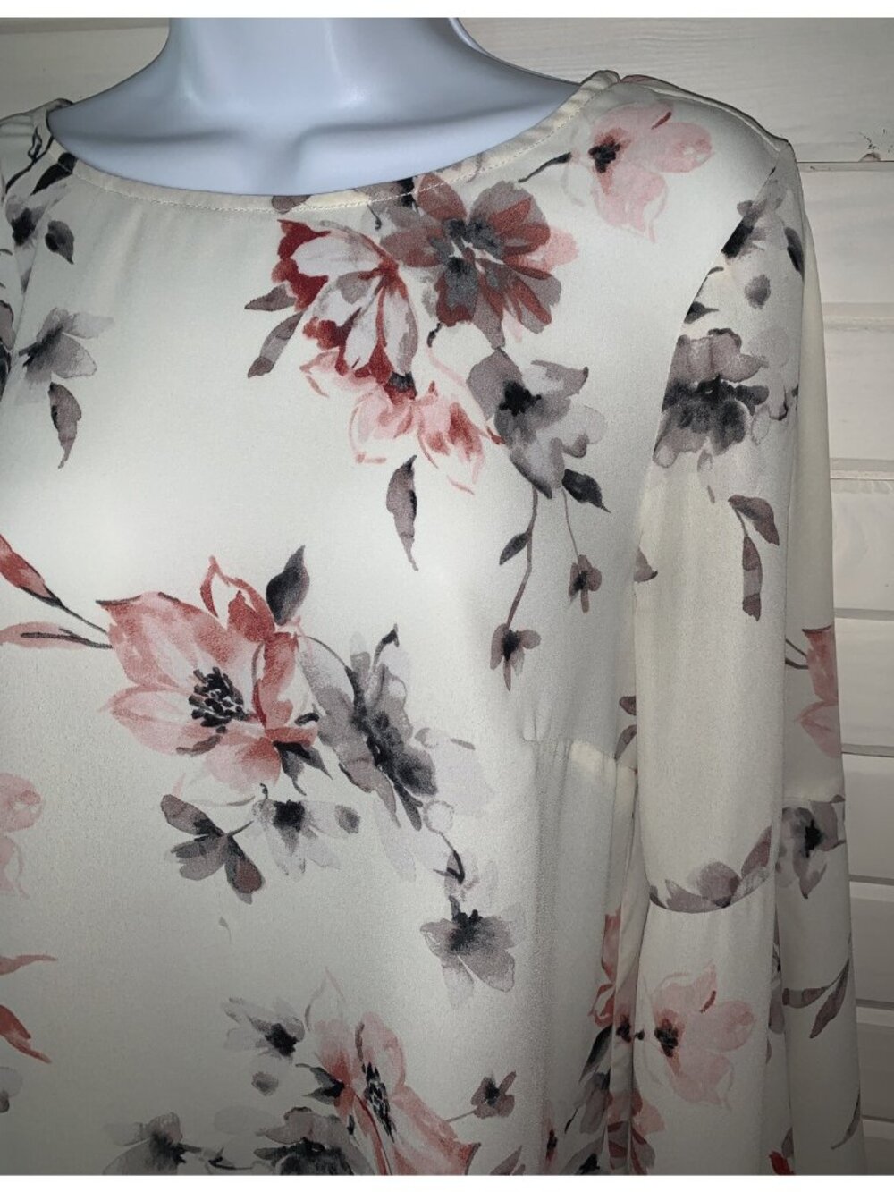 Rose + Olive Sz SMALL Ivory Floral Tunic Top Blouse Open Strappy Back EUC